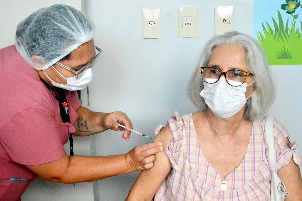 Pessoas idosas devem tomar as vacinas que protegem contra Covid-19 e Influenza