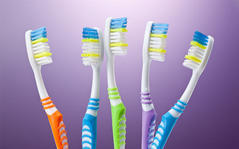 Mais de 80% das escovas de dente podem trazer prejuízos à saúde bucal, diz estudo