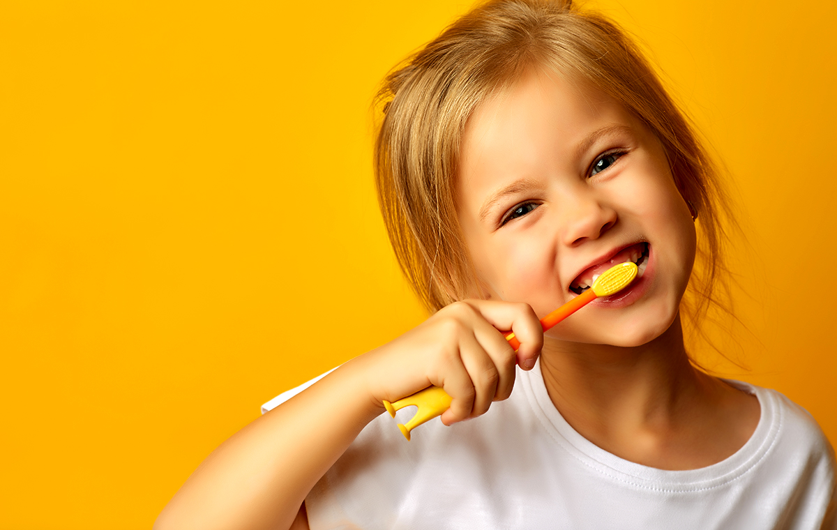 Julho Laranja: o mês destaca a importância da saúde bucal ainda na infância