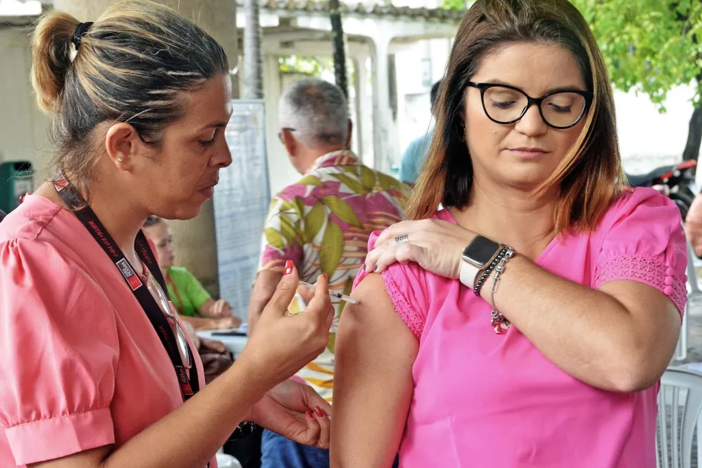 Salas de vacinas promovem assistência preventivacontra dengue e Influenza