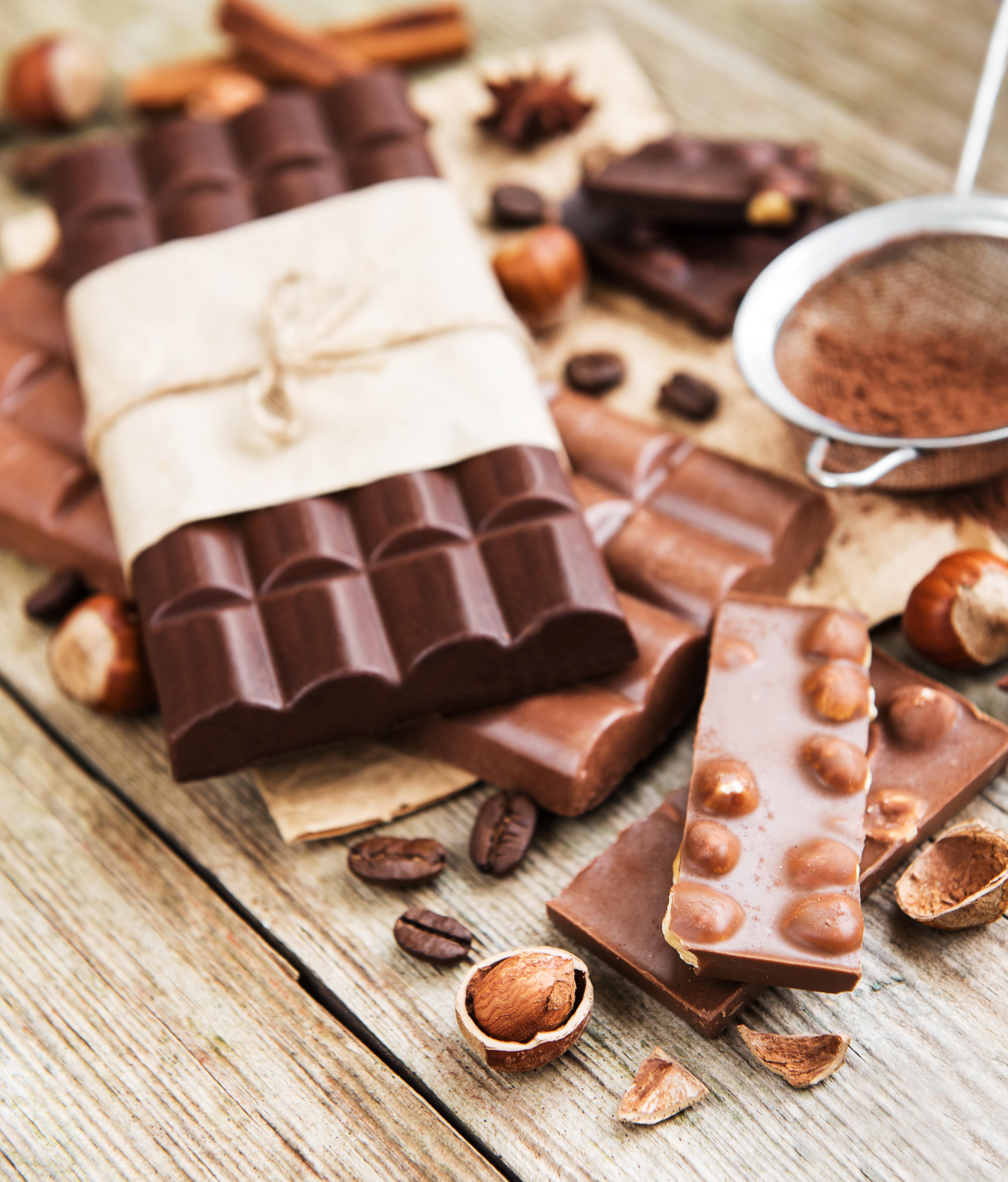 Chocolate com alto teor de cacau traz benefícios para saúde de idosos, diz estudo